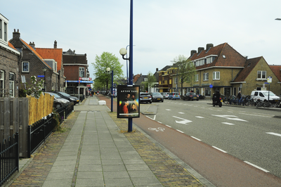 900956 Gezicht op de Amsterdamsestraatweg te Utrecht, uit het noordwesten, met links de ingang van de Marconistraat en ...